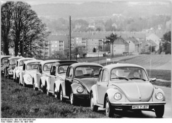 VW Käfer Korso Schwarz-Weiß Bild einer VW Käfer Ralley: Langer Korso aus verschiedenen VW Käfers