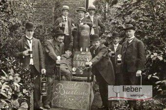 Biertrinkende Studenten Schwarz-Weißaufnahme biertrinkender Studenten