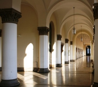Lange Gänge führen an der LMU Münchenn in alle Bereiche des Hauptgebäudes