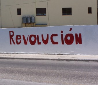 Schriftzug auf einer Hauswand: Revolucion