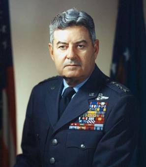 Portraitfoto von Curtis LeMay - hochdekoriert mit vielen militärischen Abzeichen