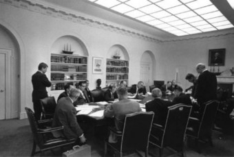 Foto des Ex-Comms im Weißen Haus: Die verantwortlichen Sitzen an einem Tisch zusammen