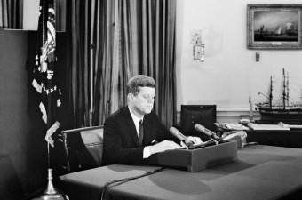 Fotoaufnahme von Kennedy der in einer Ansprache an die Nation die See-Blockade um Kuba verkündet