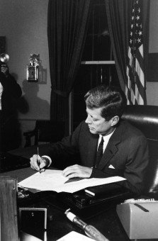 Foto von Kennedy der die offizielle Deklaration der See-Blockade um Kuba unterzeichnet