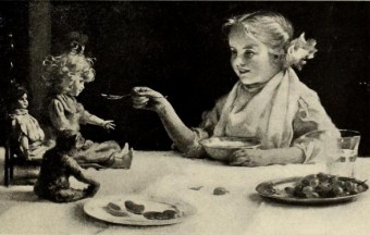 Bild eines kleinen Mädchens das schon schon in früher Jugend zur Hausfrau ausgebildet wird und ihren Teddy füttert