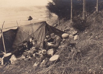 Wandervoegel Zeltlager Eine Jungengruppe des Wandervogels vor ihrem Zelt liegend