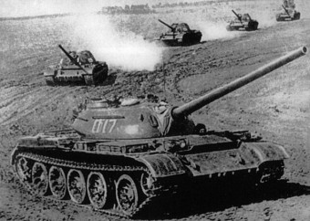 Sovjetische Panzer im Kalten Krieg Sovjetische Panzer üben zur Zeit des Kalten Kriegs für den Ernstfall