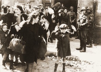 Bildaufnahme jüdischer Häftlinge im Ghetto, die von SS-Sturmtruppen abgeführt werden