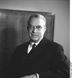 Hans Globke Portraitfoto von Hans Globke in einem Richterzummer