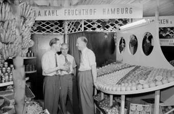 Warenangebot Wirtschaftswunder Foto aus der Wirtschaftswunderzeit, das das breite Angebot darstellt, das nach dem Mangel an Lebensmitteln in der Nachkriegszeit herrschte