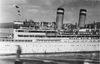 Foto des KdF Kreuzfahrtschiffs Ozeania mit winkenden Personen bei der Abfahrt