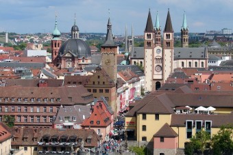 Der Würzburger Dom in der Innenstadt von Würzburg