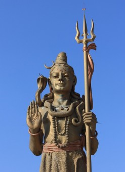 Statur der indischen Gottheit Shiva vor blauem Himmel