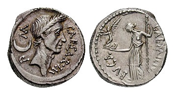 Vorder- und Hintergrund einer altrömischen Münzen aus Metall, Vorderseite mit Caesar, Hinterseite mit einer Frau mit nacktem Oberkörper