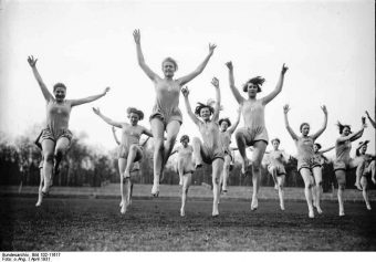 Schüllerinnen der Lebensreform Von der Lebensreform inspirierte, hübsche Schülerinnen turnen im Freien