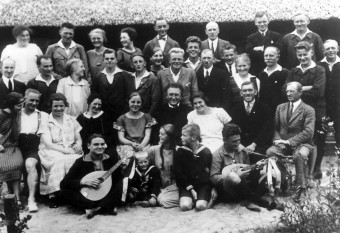 Portraitfotoe einer Wandergruppe der Naturfreunde im Jahre 1923 mit Willi Brandt im Kindesalter