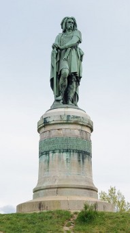 Foto der berühmten Statue von Vercingetorix par Millet im französischen Alise-Sainte-Reine
