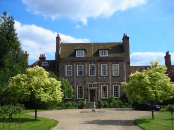 Das Byfleet Manor House: Drehort der Serie Downtown Abbey