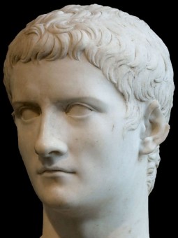Eine Marmornachbildung des Kopfes von Kaiser Caligula