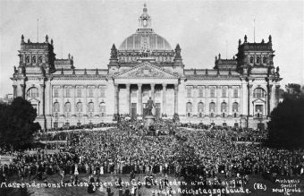 Versailler Vertrag: Massenkundgebung vor dem Reichstag gegen den "Gewaltfrieden" 