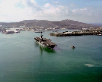 Guantanamo Bay 1991: Der Flugzeugträger USS Lexington verlässt die Basis