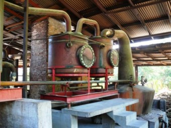 Branntwein Destilliermaschine Bild einer alten Destilliermaschine zur Herstellung von Branntwein