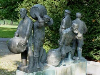 Statue von Arbeitern mit Bierfässern