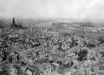 Die Stadt Köln 1945 in einer Luftaufnahme, die ein großes Ausmaß der Zerstörung zeigt