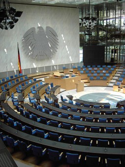 Der Bonner Bundestag: Plenarsaal Der 1945 neue, heute alte Plenarsaal der Bundesrepublik Deutschland des Bonner Bundestags