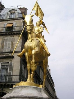 Goldene Reiterstatue von Jeanne d'Arc auf dem "Place de Pyramides" in Paris