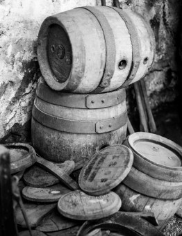 Alkoholfässer Alkohlfässer auf schwarzweiß Foto