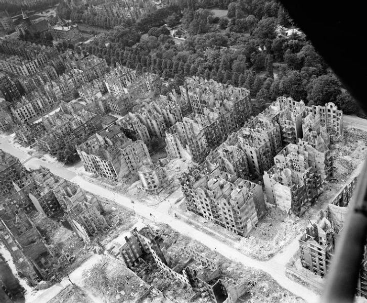 Luftaufnahmen eines vollkommen zerbombten Hamburger Stadtteils