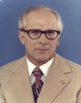 Foto von Erich Honecker im Anzug mit schwarzer Brille