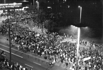 Foto von der Leipziger Montagsdemonstration mit mehreren tausend Menschen auf Leipzigs Straßen