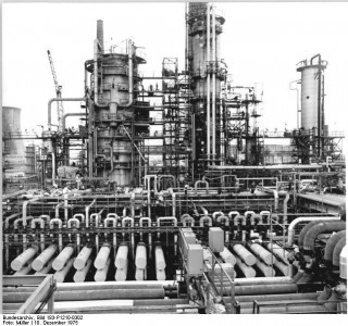 Petrochemisches Kombinat Rohöldestillationsanlage Foto der Rohöldestillationsanlage im petrochemischen Kombinat Schwedt