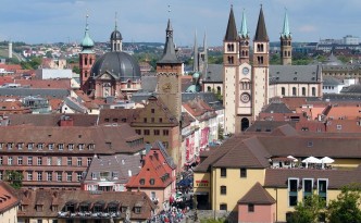 Der Würzburger Dom in der Innenstadt von Würzburg