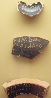 Scherbenfunde mit den Namen "Perikles", "Kimon" und "Arsteides". Bild: Qwqchris - Eigenes Werk. Lizenziert unter CC BY-SA 3.0 über Wikimedia Commons.