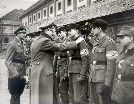 Bild mit Hitler und jungen Soldaten des Volkssturms