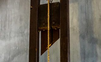 Original Guiliotine im Museum ausgestellt